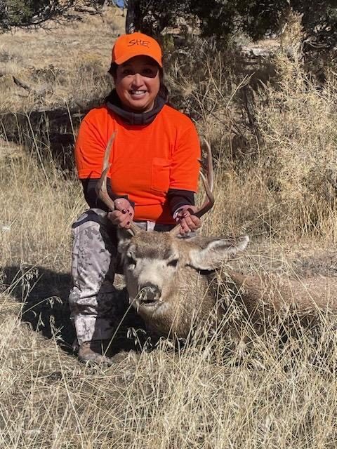 Roianne with a mule deer buck